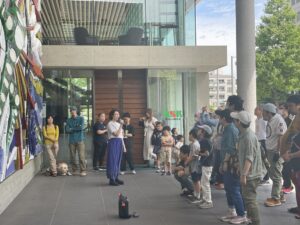 横からみたようす　左側に「躍進」　右側に参加者たち