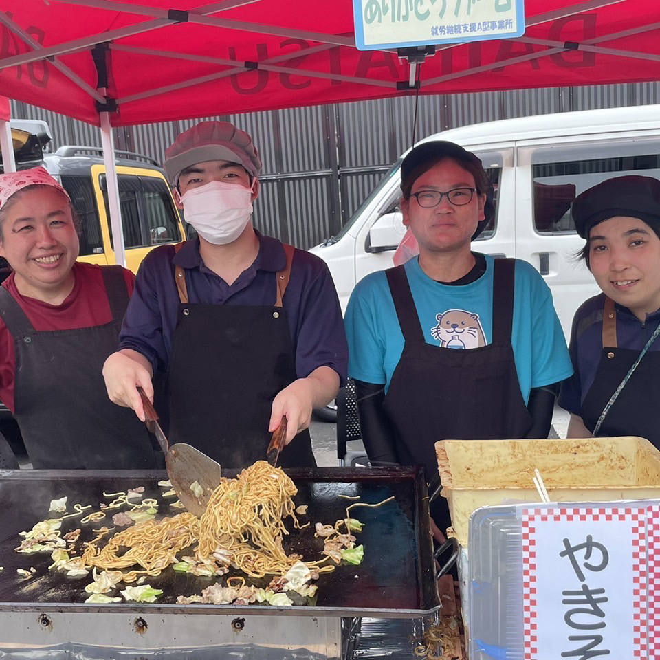 笑顔で写るありがとう焼うどんの4名