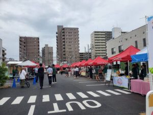 ダイハツ桃マルシェのようす　野田店の駐車場にテントを張り出店している