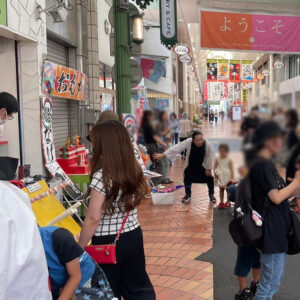 こども商店街のようす　ありがとうファーム前がたくさんの人でにぎわっている