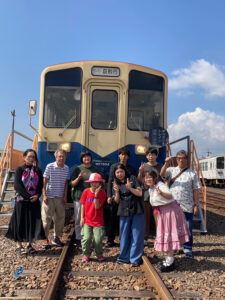 列車の前での集合写真